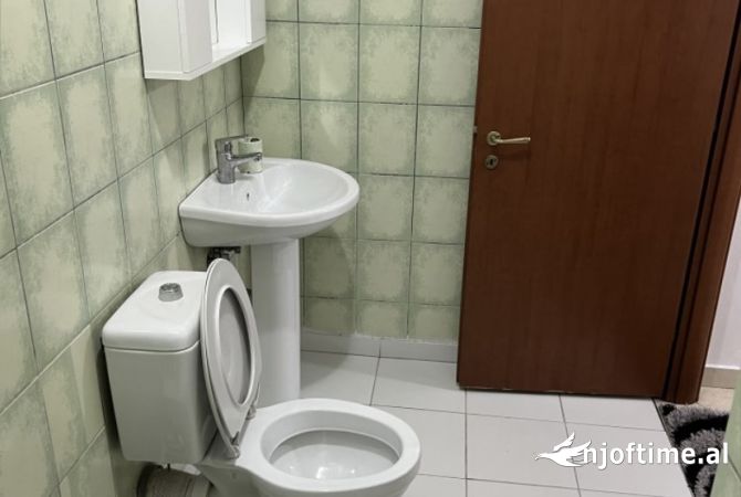 Shtepi me qera Apartament ne Tirane, 2+1, Mobilimi E mobiluar, Pagesa 680  Euro.