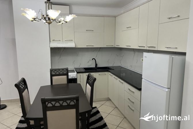 Shtepi me qera Apartament ne Tirane, 2+1, Mobilimi E mobiluar, Pagesa 680  Euro.