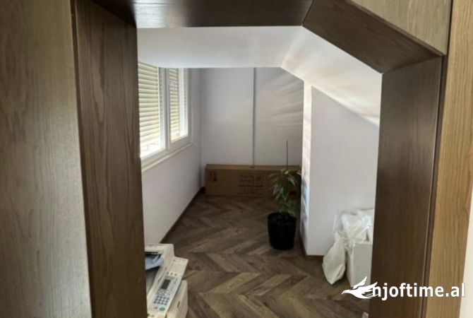 Tirane, jepet me qera zyre Kati 7, 55 m2 600 Euro (Perball me Amerikan 3,Pallatet Golden Park) e Mobilu