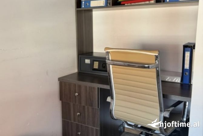 Tirane, jepet me qera zyre Kati 7, 55 m2 600 Euro (Perball me Amerikan 3,Pallatet Golden Park) e Mobilu