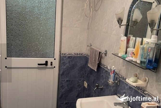 Shtepi ne shitje Apartament ne Tirane, 2+1, Mobilimi E mobiluar, Pagesa 130,000  Euro.