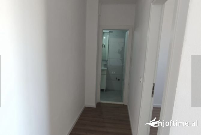 Shtepi ne shitje Apartament ne Tirane, 1+1, Mobilimi Bosh, pa mobiluar, Pagesa 85,000  Euro.