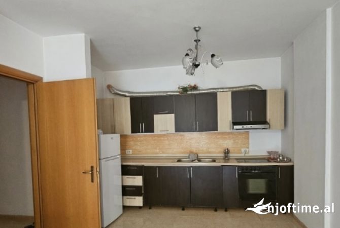 Shtepi me qera Apartament ne Tirane, 2+1, Mobilimi E mobiluar, Pagesa 50,000  Leke.