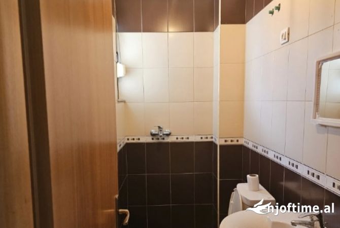 Shtepi me qera Apartament ne Tirane, 2+1, Mobilimi E mobiluar, Pagesa 50,000  Leke.