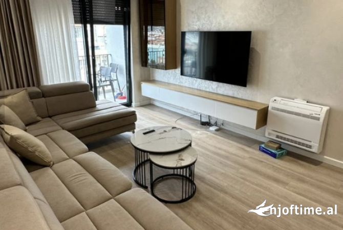 Shtepi me qera 2+1 ne Tirane - 880 Euro