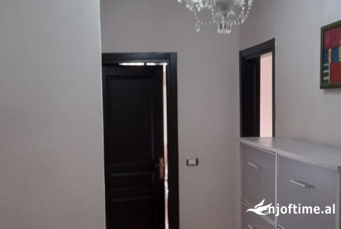 Shtepi me qera Apartament ne Tirane, 2+1, Mobilimi E mobiluar, Pagesa 500  Euro.