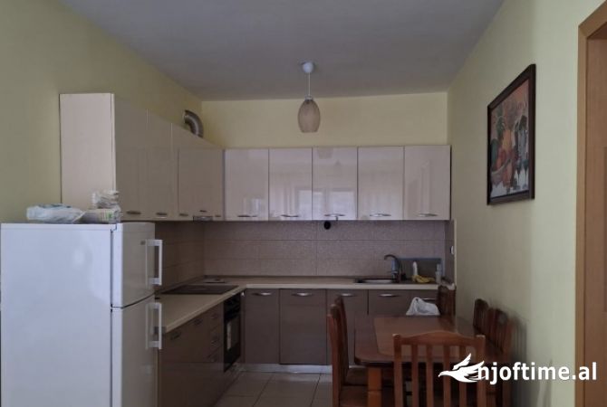 Shtepi me qera Apartament ne Tirane, 3+1, Mobilimi E mobiluar, Pagesa 38,000  Leke.