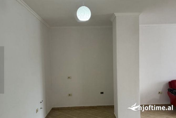 Shtepi ne shitje Apartament ne Tirane, 1+1, Mobilimi Pjeserisht e mobiluar, Pagesa 89,000  Euro.