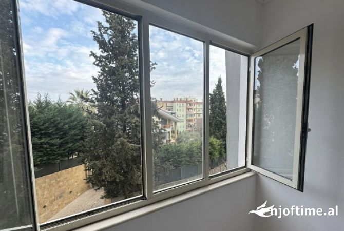 Shtepi ne shitje Apartament ne Tirane, 1+1, Mobilimi Pjeserisht e mobiluar, Pagesa 89,000  Euro.