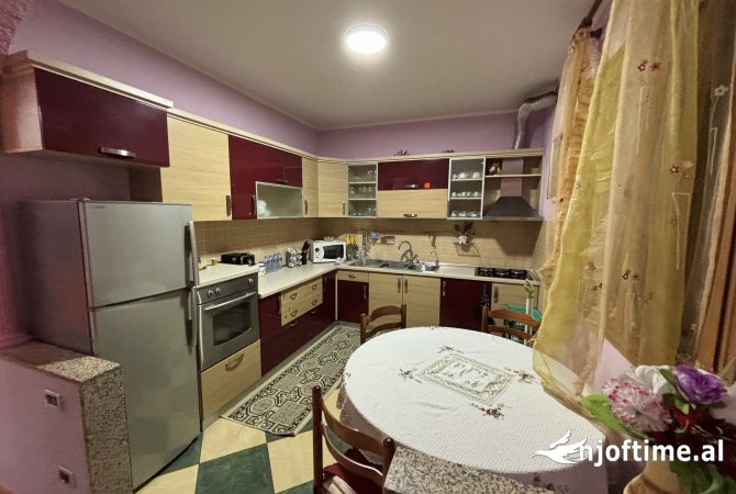 Shtepi ne shitje Vila Luksoze ne Tirane, 4+1, Mobilimi E mobiluar, Pagesa 480,000  Euro.