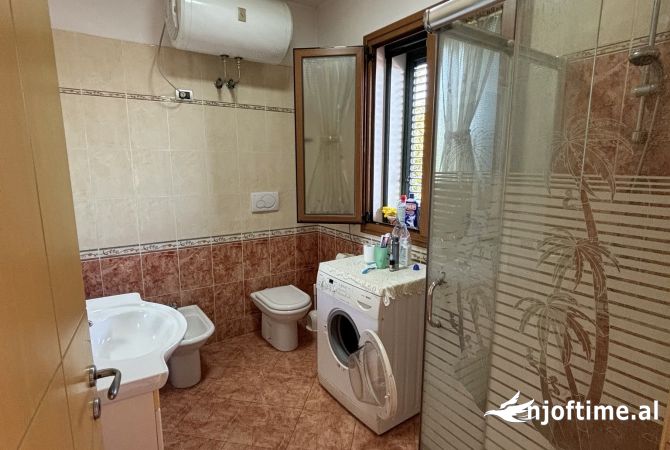 Shtepi ne shitje Vila Luksoze ne Tirane, 4+1, Mobilimi E mobiluar, Pagesa 480,000  Euro.