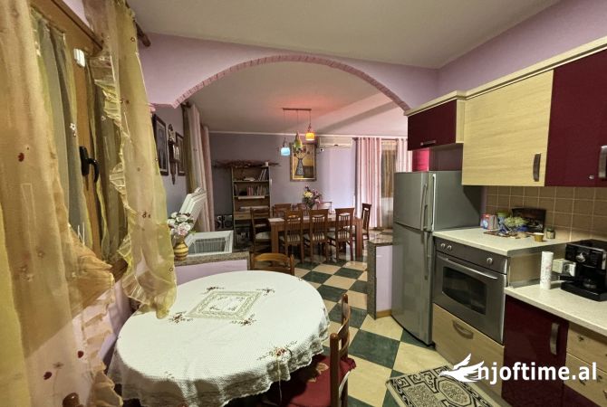 Shtepi ne shitje Vila Luksoze ne Tirane, 4+1, Mobilimi E mobiluar, Pagesa 480,000  Euro.