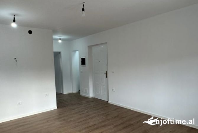 Shtepi ne shitje Apartament ne Tirane, 1+1, Mobilimi Bosh, pa mobiluar, Pagesa 75,000  Euro.