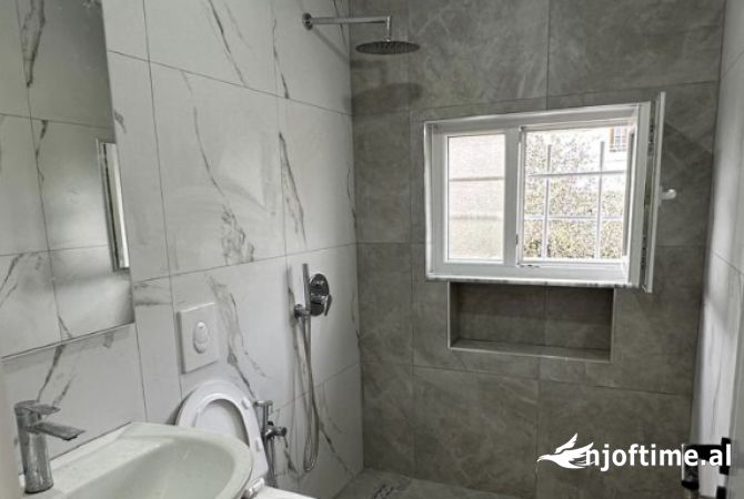 Shtepi ne shitje Apartament ne Tirane, 1+1, Mobilimi Bosh, pa mobiluar, Pagesa 75,000  Euro.