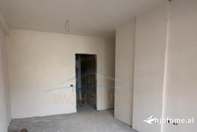 Shtepi ne shitje Apartament ne Tirane, 2+1, Mobilimi Bosh, pa mobiluar, Pagesa 155,000  Euro.