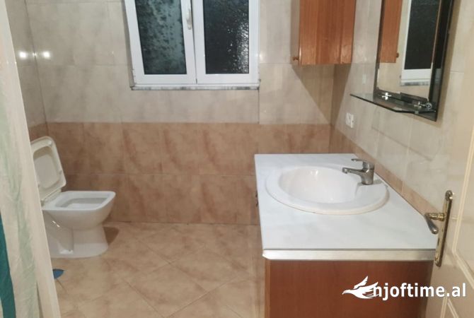 Shtepi me qera Apartament ne Tirane, 2+1, Mobilimi E mobiluar, Pagesa 35,000  Leke.