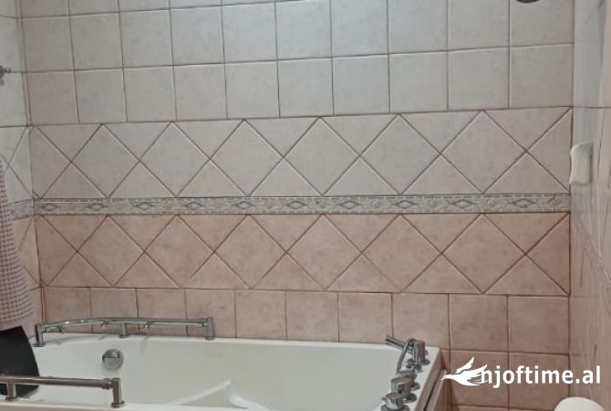 Shtepi me qera Apartament ne Tirane, 2+1, Mobilimi E mobiluar, Pagesa 500  Euro.