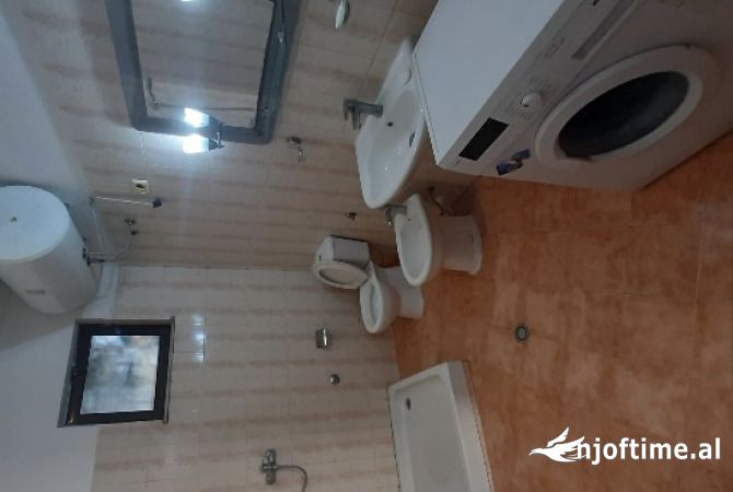 Shtepi me qera Shtepi Private ne Tirane, 1+1, Mobilimi E mobiluar, Pagesa 400  Euro.