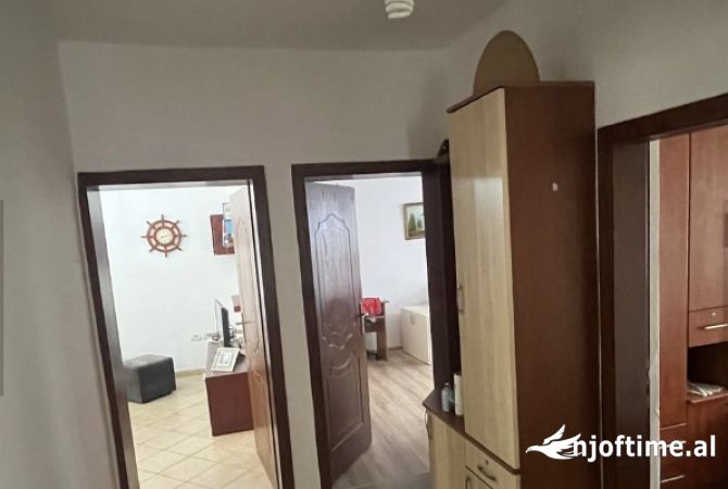 Shtepi me qera Apartament ne Tirane, 3+1, Mobilimi E mobiluar, Pagesa 500  Euro.