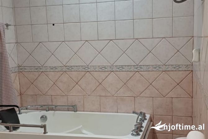 Shtepi me qera Apartament ne Tirane, 2+1, Mobilimi E mobiluar, Pagesa 500  Euro.