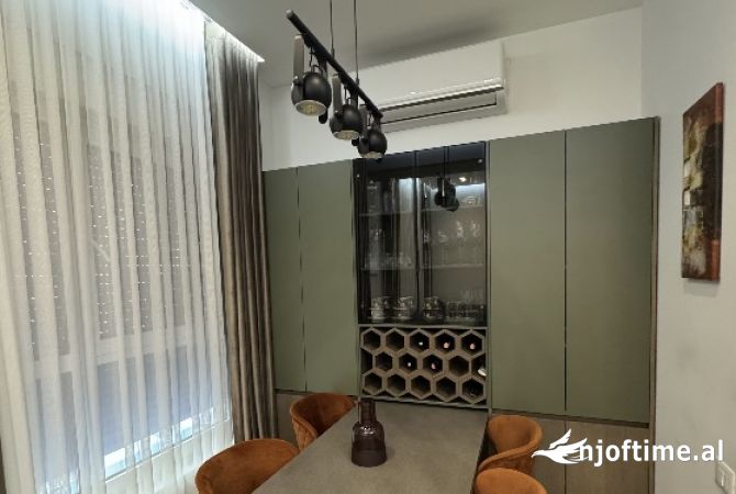 Shtepi ne shitje Apartament ne Tirane, 2+1, Mobilimi E mobiluar, Pagesa 168,000  Euro.