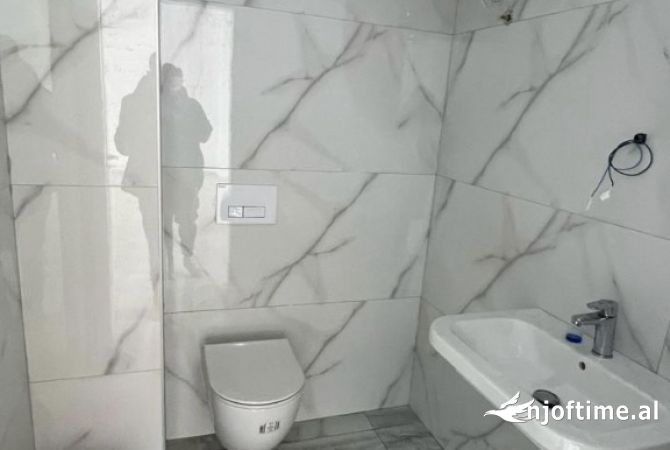 Ambient biznesi me qera 3+1 ne Tirane - 1,000 Euro