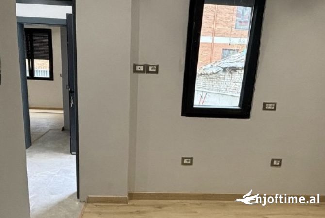 Shtepi me qera Shtepi Private ne Tirane, 3+1, Mobilimi Bosh, pa mobiluar, Pagesa 110,000  Leke.