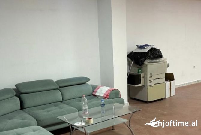 Ambient biznesi me qera 4+1 ne Tirane - 2,800 Euro