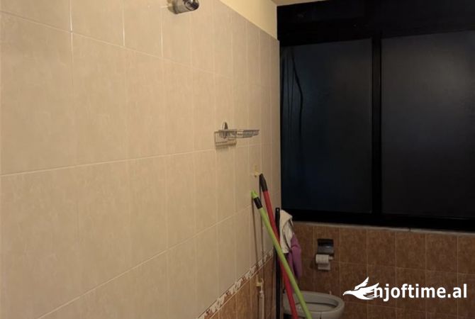 Shtepi ne shitje Apartament ne Tirane, 2+1, Mobilimi E mobiluar, Pagesa 195,000  Euro.