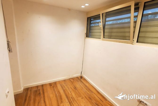 Shtepi ne shitje Apartament ne Tirane, 2+1, Mobilimi Bosh, pa mobiluar, Pagesa 150,000  Euro.