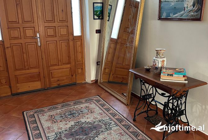 Shtepi me qera Shtepi Private ne Tirane, 4+1, Mobilimi E mobiluar, Pagesa 1,000  Euro.