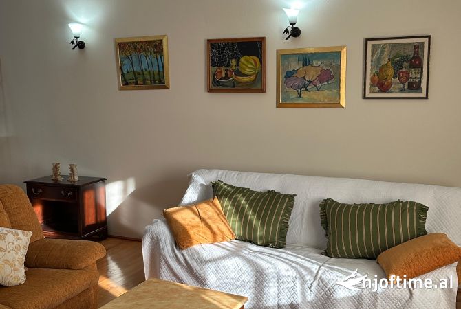 Shtepi me qera Shtepi Private ne Tirane, 4+1, Mobilimi E mobiluar, Pagesa 1,000  Euro.