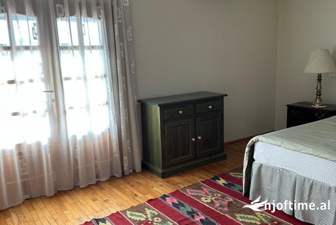 Shtepi me qera Shtepi Private ne Tirane, 4+1, Mobilimi E mobiluar, Pagesa 1,000  Euro.