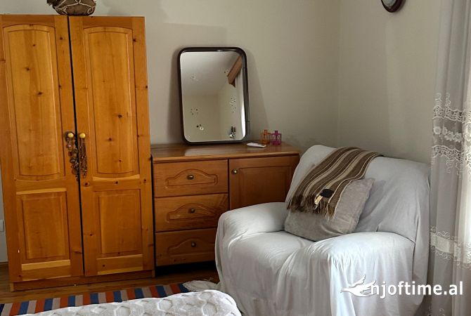 Shtepi me qera Shtepi Private ne Tirane, 4+1, Mobilimi E mobiluar, Pagesa 1,000  Euro.