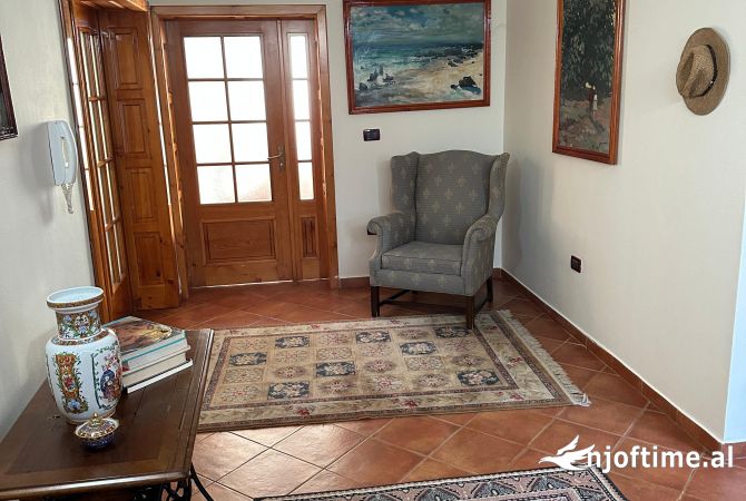 Shtepi me qera Shtepi Private ne Tirane, 4+1, Mobilimi E mobiluar, Pagesa 1,000  Euro.