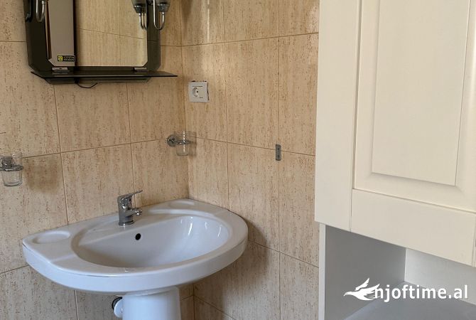 Shtepi me qera Shtepi Private ne Tirane, 4+1, Mobilimi E mobiluar, Pagesa 1,000  Euro.