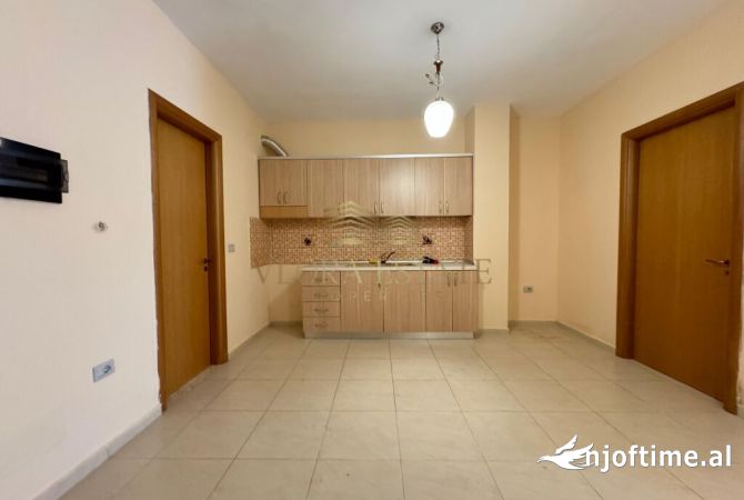 Shtepi ne shitje Apartament ne Vlore, 1+1, Mobilimi Bosh, pa mobiluar, Pagesa 87,200  Euro.