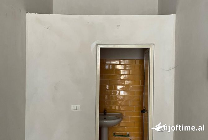 Ambient biznesi me qera 1+1 ne Shkoder - 15,000 Leke
