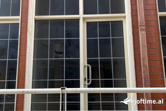 Jepet me qera dyqan ne Rus 