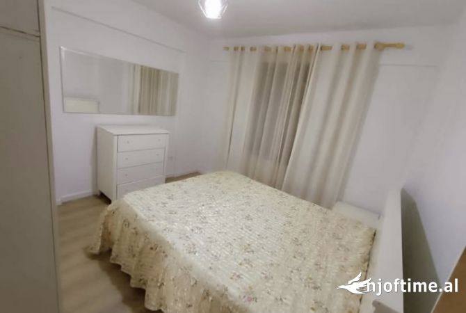 Shtepi me qera Apartament ne Tirane, 2+1, Mobilimi E mobiluar, Pagesa 400  Euro.