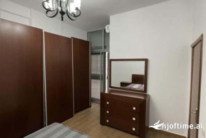 Shtepi ne shitje Apartament ne Tirane, 2+1, Mobilimi E mobiluar, Pagesa 165,000  Euro.