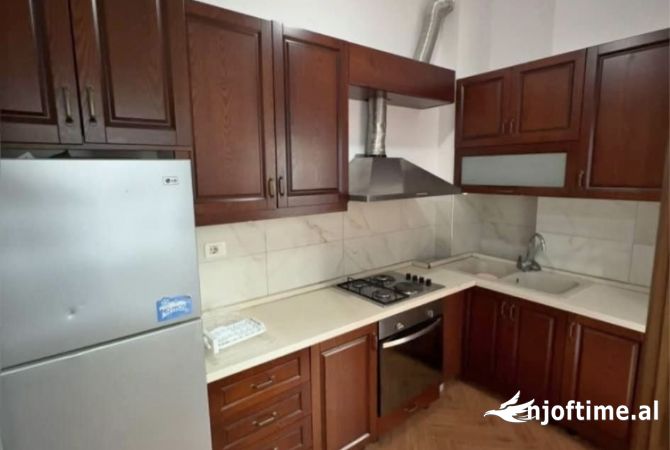 Shtepi ne shitje Apartament ne Tirane, 2+1, Mobilimi E mobiluar, Pagesa 165,000  Euro.