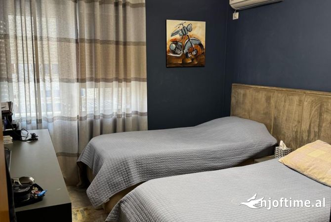 Shtepi ne shitje Apartament ne Tirane, 3+1, Mobilimi E mobiluar, Pagesa 185,000  Euro.