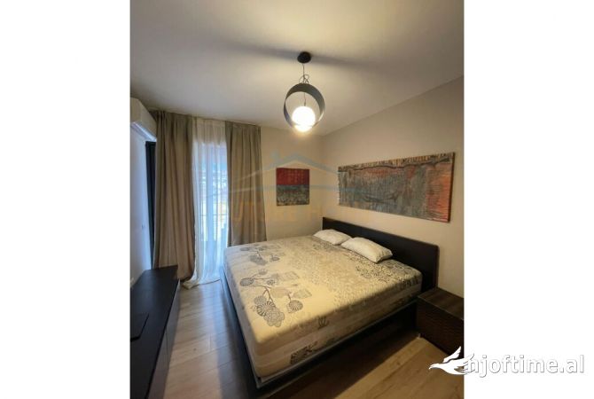 Shtepi ne shitje Apartament ne Tirane, 2+1, Mobilimi E mobiluar, Pagesa 300,000  Euro.