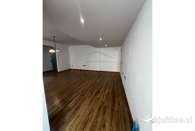 Shtepi ne shitje Apartament ne Tirane, 3+1, Mobilimi Bosh, pa mobiluar, Pagesa 250,000  Euro.