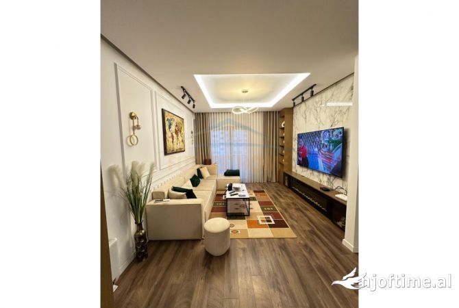 Shtepi ne shitje Apartament ne Tirane, 3+1, Mobilimi E mobiluar, Pagesa 250,000  Euro.