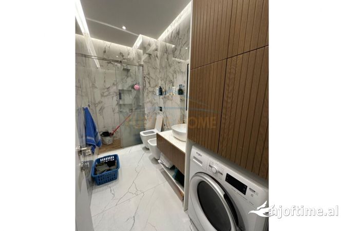 Shtepi ne shitje Apartament ne Tirane, 3+1, Mobilimi E mobiluar, Pagesa 250,000  Euro.