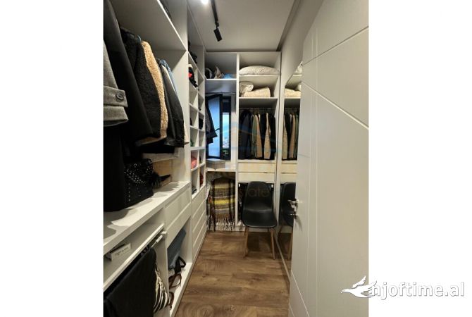 Shtepi ne shitje Apartament ne Tirane, 3+1, Mobilimi E mobiluar, Pagesa 250,000  Euro.