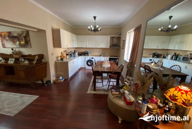 Shtepi ne shitje Apartament ne Tirane, 3+1, Mobilimi Bosh, pa mobiluar, Pagesa 248,000  Euro.