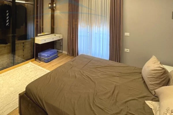 Shtepi me qera 2+1 ne Tirane - 1,800 Euro